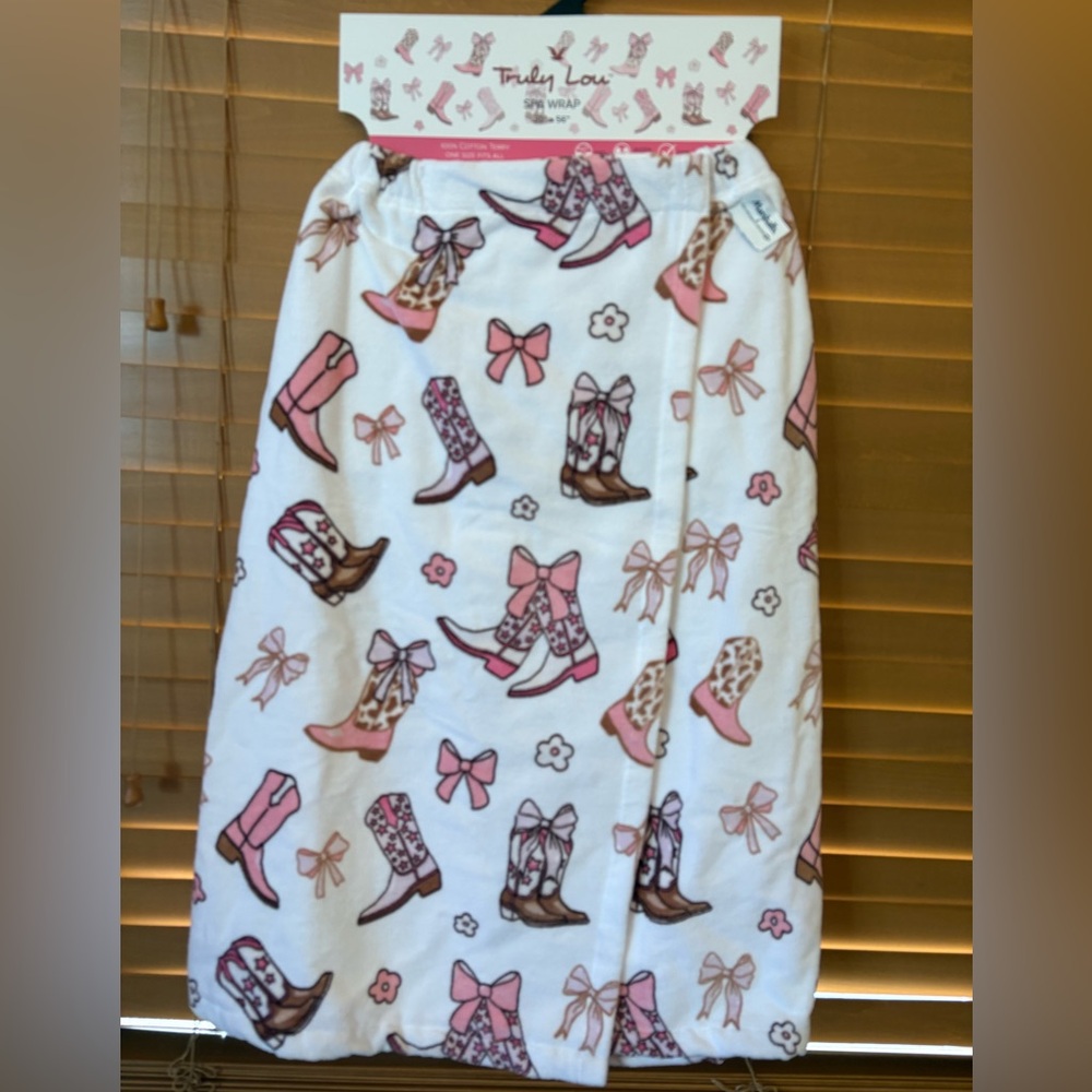 Truly Lou NWT Pink Cowboy Boot Spa Wrap, 30”x56”, 2 snaps button- closure